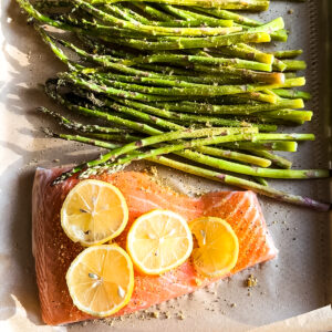 salmon with lemon slices and asparagus