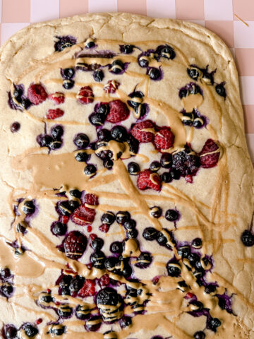 sheet pan pancakes with berries